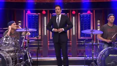 Will Ferrell en una épica batalla de percusión con Chad Smith Will Ferrell en una épica batalla de percusión con Chad Smith