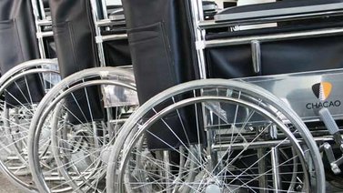 Ramón Muchacho entregó sillas de ruedas a vecinos con movilidad limitada
