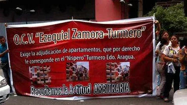 Manifestantes exigen adjudicación de sus apartamentos frente a la sede del INAVI