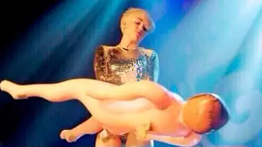 Miley Cyrus le hizo sexo oral a un muñeco inflable en concierto Miley Cyrus le hizo sexo oral a un muñeco inflable en concierto