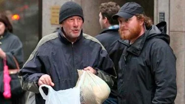 Turista confunde al actor Richard Gere con un indigente y le da restos de pizza