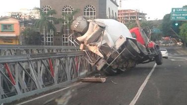 Camión chocó contra defensa del puente que conecta la Francisco Fajardo con Las Mercedes