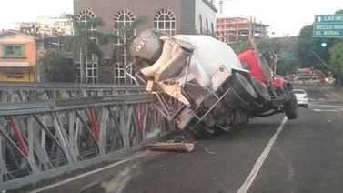 Camión chocó contra defensa del puente que conecta la Francisco Fajardo con Las Mercedes