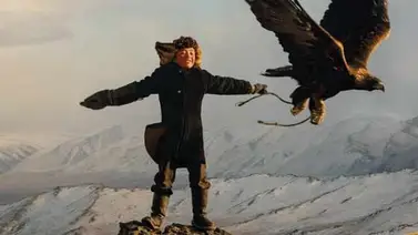 La niña que caza con águilas doradas La niña que caza con águilas doradas