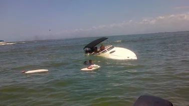 PoliMiranda rescató a 6 personas que naufragaron en la Bahía de Buche en Higuerote