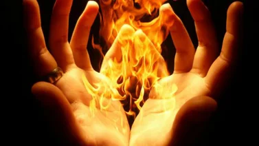 ¿De dónde salió la expresión meter las manos al fuego?