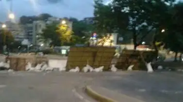 Cerrado el paso en la avenida principal de El Cafetal Cerrado el paso en la avenida principal de El Cafetal