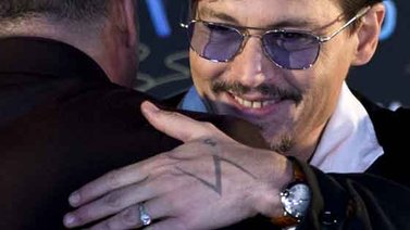 Johnny Depp exhibe anillo de compromiso
