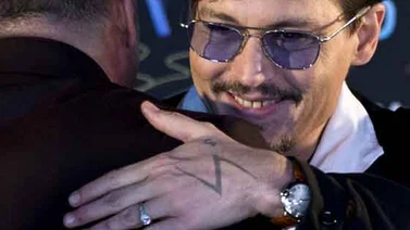 Johnny Depp exhibe anillo de compromiso
