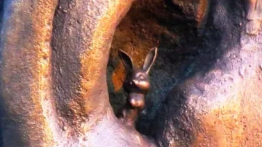 Este fue el pequeño conejo de bronce que quitaron de la estatua de Mandela