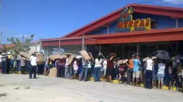 En los Mercales la gente hace cola desde el día anterior En los Mercales la gente hace cola desde el día anterior