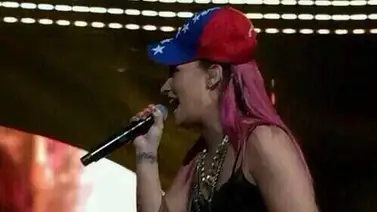 Demi Lovato se colocó una gorra de la bandera de Venezuela en pleno concierto Demi Lovato se colocó una gorra de la bandera de Venezuela en pleno concierto