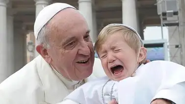 Papa Francisco besa a un niño disfrazado de papa Papa Francisco besa a un niño disfrazado de papa