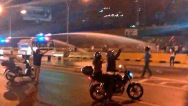 Dispersan manifestación en la Autopista Francisco Fajardo con ballenas y bombas lacrimógenas Dispersan manifestación en la Autopista Francisco Fajardo con ballenas y bombas lacrimógenas