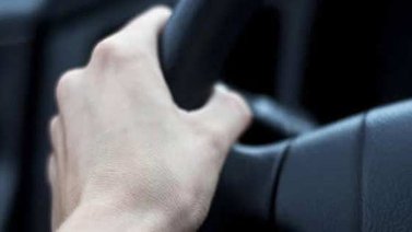 Niño de 10 años lleva a su hermano de meses a pasear en el carro familiar