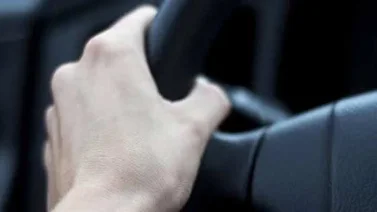 Niño de 10 años lleva a su hermano de meses a pasear en el carro familiar