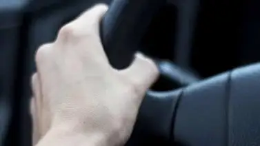 Niño de 10 años lleva a su hermano de meses a pasear en el carro familiar Niño de 10 años lleva a su hermano de meses a pasear en el carro familiar