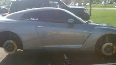 Le robaron los cauchos al carro del futbolista Lewandowski Le robaron los cauchos al carro del futbolista Lewandowski