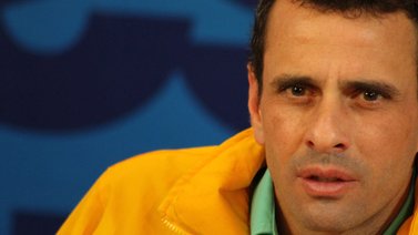 Capriles se reunirá con los estudiantes y asegura que no cree "en una salida violenta"
