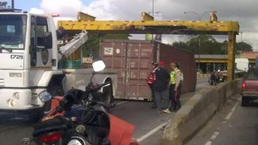 Gandola impactó con viga de control de altura en la Francisco Fajardo