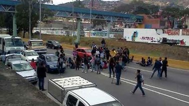 Estudiantes de la UCAB cerraron la Autopista Francisco Fajardo