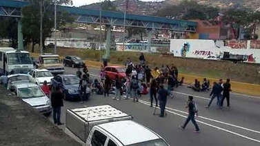 Estudiantes de la UCAB cerraron la Autopista Francisco Fajardo