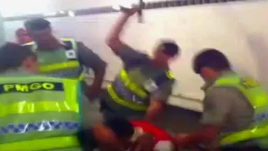Escándalo en un estadio de Brasil: policías golpearon a un aficionado en un baño