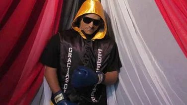 Velan el cadáver de un boxeador vestido y colocado sobre un ring