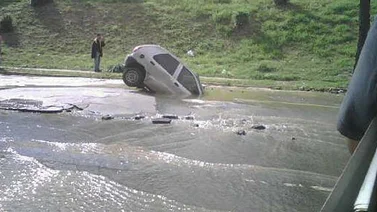 Un carro se hundió en un mega hueco en Caricuao