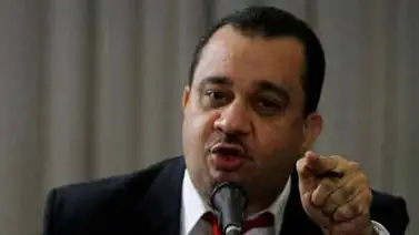 Diputado Julio Chávez acusa a distribuidoras de vender papel a precio ilegal Diputado Julio Chávez acusa a distribuidoras de vender papel a precio ilegal