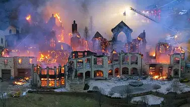El incendio que destruyó por completo una mansión valorada en 4 millones de dólares El incendio que destruyó por completo una mansión valorada en 4 millones de dólares