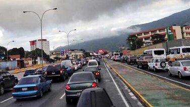 Fuerte congestionamiento en la Caracas – La Guaira