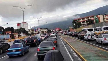 Fuerte congestionamiento en la Caracas – La Guaira