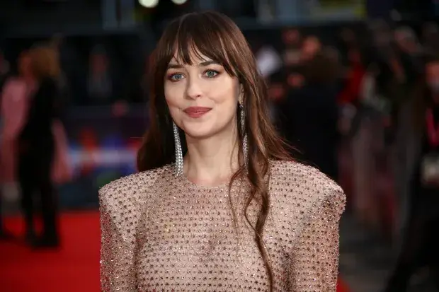 Dakota Johnson desmiente rumores de separación con Chris Martin (+FOTOS)