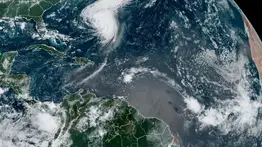 Ernesto volvió a convertirse en huracán y provoca marejadas en la costa de EEUU