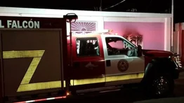Mujer atenta contra sus hijos al incendiar la casa donde vivían (+Video)
