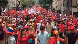 Movilización en apoyo a la reelección de Nicolás Maduro va rumbo a Miraflores este #17Ago