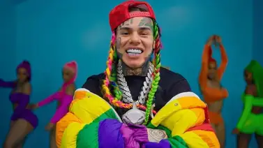 Tekashi 6ix9ine reaparece rodeado de mujeres y con un drástico cambio de look Tekashi 6ix9ine reaparece rodeado de mujeres y con un drástico cambio de look