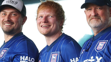 Liverpool vence al equipo del cantante Ed Sheeran