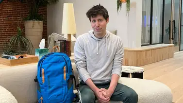 Sepa qué esconde el bolso azul del creador de ChatGpt Sepa qué esconde el bolso azul del creador de ChatGpt