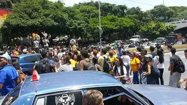 Estudiantes trancaron la Francisco Fajardo en Plaza Venezuela y fueron atacados por oficialistas Estudiantes trancaron la Francisco Fajardo en Plaza Venezuela y fueron atacados por oficialistas