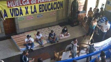 16 estudiantes y una profesora se mantienen en huelga de hambre en la ULA