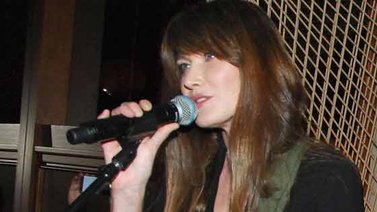 Carla Bruni regresa a los jeans y la música