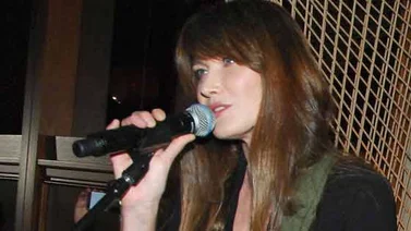 Carla Bruni regresa a los jeans y la música