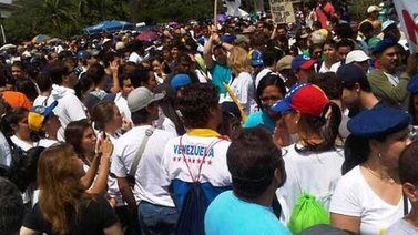 Estudiantes universitarios marchan por la soberanía universitaria