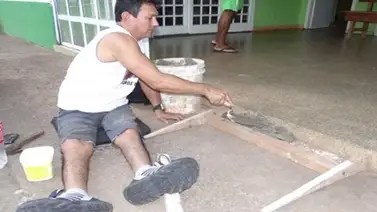 Un hombre parapléjico se construye su propia rampa en un edificio público Un hombre parapléjico se construye su propia rampa en un edificio público