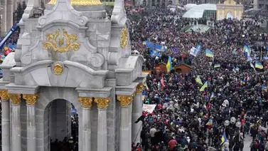 Cerca de 50 mil opositores proeuropeos se manifiestan en la capital de Ucrania Cerca de 50 mil opositores proeuropeos se manifiestan en la capital de Ucrania
