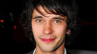 Ben Whishaw será Freddie Mercury en la película sobre Queen