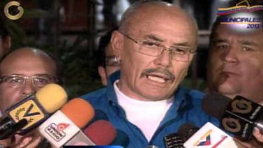 Ismael García denuncia que Héctor Rodríguez intentó mantener un centro de votación abierto "pistola en mano"
