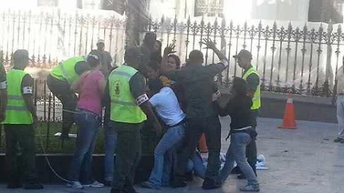 Trasladaron a las estudiantes encadenadas a la AN al Palacio de Justicia